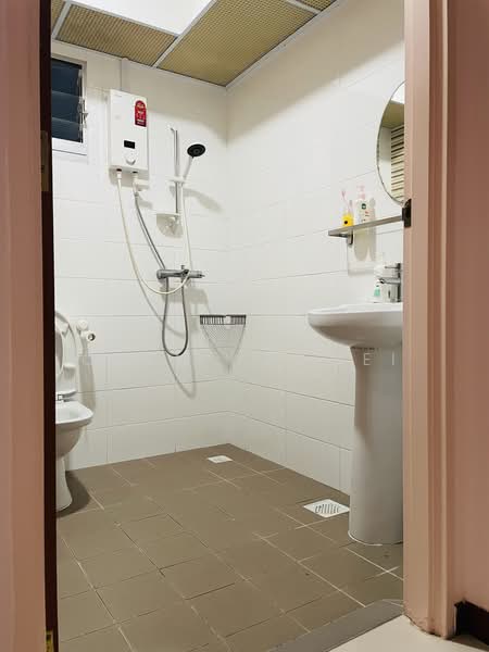 440A Bukit Batok West Avenue 8, 440A Bukit Batok West Avenue 8, Dairy Farm / Bukit Panjang / Choa Chu Kang, Room Rental, 100 sqft, HDB Flat For Rent, by Chen Haowei, 500223279 - Bathroom - PropertyGuru.com.sg