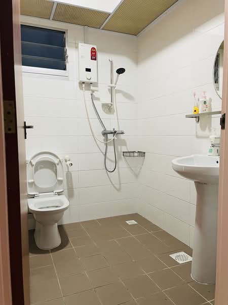440A Bukit Batok West Avenue 8, 440A Bukit Batok West Avenue 8, Dairy Farm / Bukit Panjang / Choa Chu Kang, Room Rental, 100 sqft, HDB Flat For Rent, by Chen Haowei, 500223279 - Bathroom - PropertyGuru.com.sg
