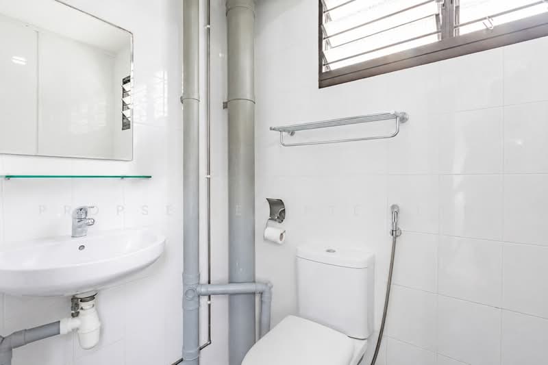 232 Serangoon Avenue 3, 232 Serangoon Avenue 3, 3 Bedrooms, 1,119 sqft, HDB Flat For Sale, by Kelly Tan, 500223281 - Bathroom - PropertyGuru.com.sg