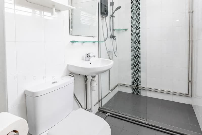 232 Serangoon Avenue 3, 232 Serangoon Avenue 3, 3 Bedrooms, 1,119 sqft, HDB Flat For Sale, by Kelly Tan, 500223281 - Bathroom - PropertyGuru.com.sg