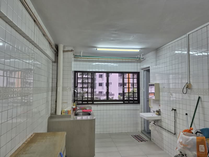 180 Ang Mo Kio Avenue 5, 180 Ang Mo Kio Avenue 5, 2 Bedrooms, 730 sqft, HDB Flat For Sale, by Esther Tan, 500223283 - Kitchen - PropertyGuru.com.sg