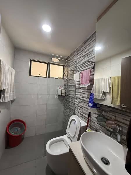Bayshore Park, 50 Bayshore Road, 2 Bedrooms, 936 sqft, Condominium For Sale, by Leann Lin, 500223289 - Bathroom - PropertyGuru.com.sg