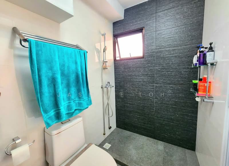 468 Segar Road, 468 Segar Road, 3 Bedrooms, 1,184 sqft, HDB Flat For Sale, by Jasmine Toh, 500223293 - Bathroom - PropertyGuru.com.sg