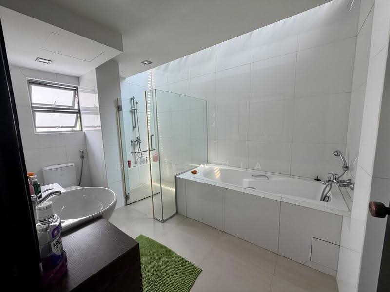 Toh Tuck Garden, 67 Toh Tuck Road, Clementi Park / Upper Bukit Timah, 8 Bedrooms, 3,733 sqft, Semi-Detached House For Rent, by Gary Chia, 500223312 - Bathroom - PropertyGuru.com.sg
