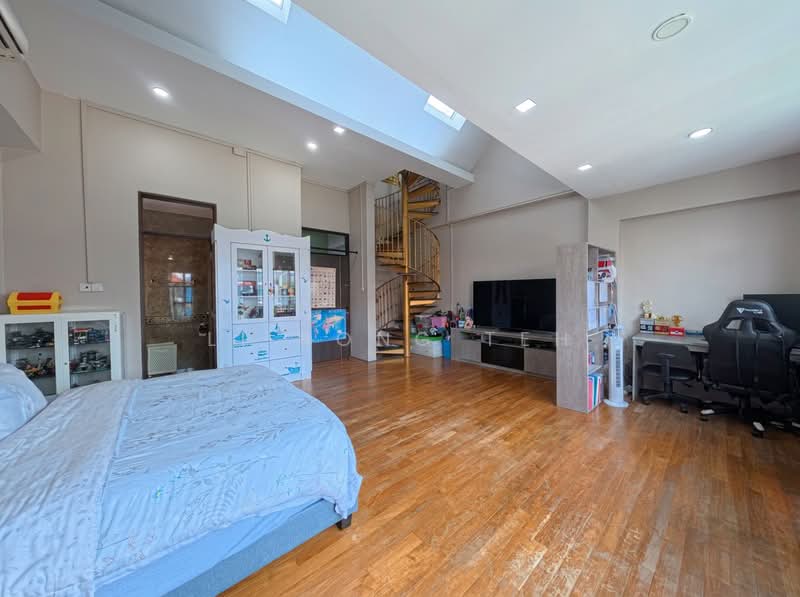 HUGE 4200+ SQFT OF LAND! 3 STOREY SEMI D IN SENNETT ESTATE!, Sennett Road / Lucky Heights / Evergreen Avenue / Parbury Avenue / Lucky Heights, 8 Bedrooms, 6,500 sqft, Semi-Detached House For Sale, by Li Rong Teh, 500223318 - Bedroom - PropertyGuru.com.sg