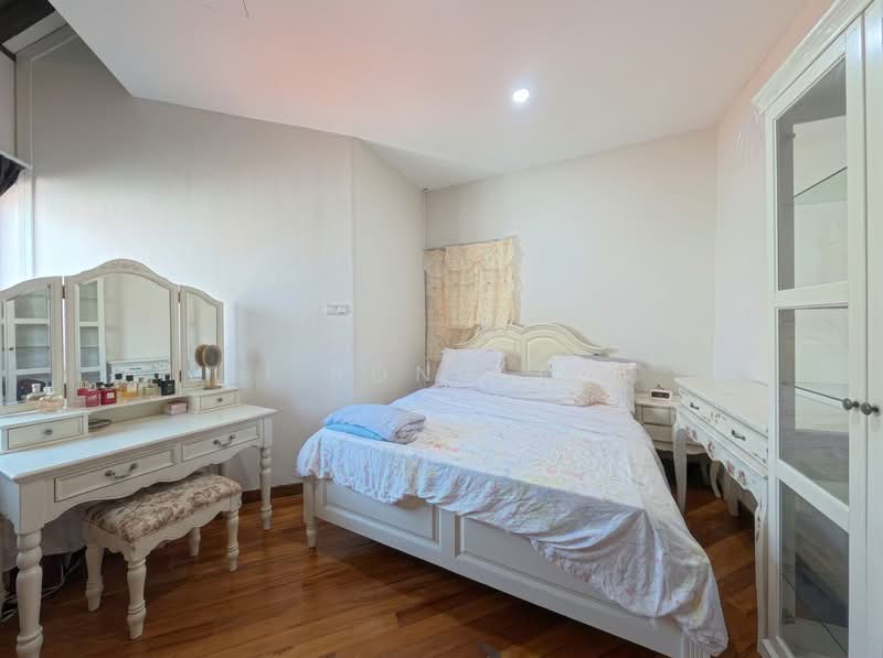 HUGE 4200+ SQFT OF LAND! 3 STOREY SEMI D IN SENNETT ESTATE!, Sennett Road / Lucky Heights / Evergreen Avenue / Parbury Avenue / Lucky Heights, 8 Bedrooms, 6,500 sqft, Semi-Detached House For Sale, by Li Rong Teh, 500223318 - Bedroom - PropertyGuru.com.sg