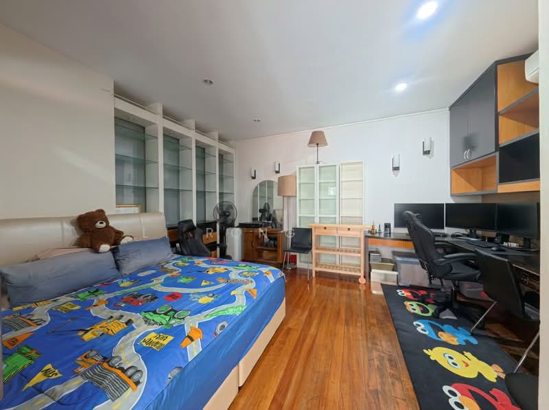 HUGE 4200+ SQFT OF LAND! 3 STOREY SEMI D IN SENNETT ESTATE!, Sennett Road / Lucky Heights / Evergreen Avenue / Parbury Avenue / Lucky Heights, 8 Bedrooms, 6,500 sqft, Semi-Detached House For Sale, by Li Rong Teh, 500223318 - Bedroom - PropertyGuru.com.sg