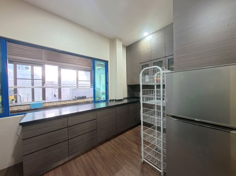 HUGE 4200+ SQFT OF LAND! 3 STOREY SEMI D IN SENNETT ESTATE!, Sennett Road / Lucky Heights / Evergreen Avenue / Parbury Avenue / Lucky Heights, 8 Bedrooms, 6,500 sqft, Semi-Detached House For Sale, by Li Rong Teh, 500223318 - Kitchen - PropertyGuru.com.sg