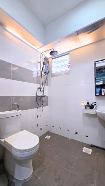 430A Bedok North Road, 430A Bedok North Road, 2 Bedrooms, 721 sqft, HDB Flat For Sale, by Faisal Gani, 500223319 - Master Bathroom - PropertyGuru.com.sg