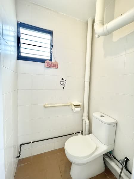 105 Serangoon North Avenue 1, 105 Serangoon North Avenue 1, 2 Bedrooms, 753 sqft, HDB Flat For Sale, by Gan Sok Hoon, 500223342 - Toilet - PropertyGuru.com.sg
