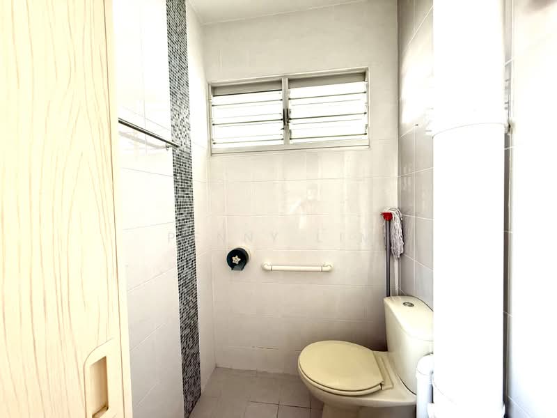 526 Bedok North Street 3, 526 Bedok North Street 3, 2 Bedrooms, 883 sqft, HDB Flat For Sale, by Penny Lim, 500223359 - Bathroom - PropertyGuru.com.sg