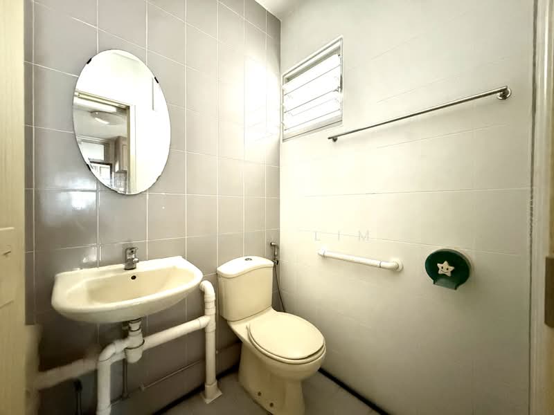 526 Bedok North Street 3, 526 Bedok North Street 3, 2 Bedrooms, 883 sqft, HDB Flat For Sale, by Penny Lim, 500223359 - Bathroom - PropertyGuru.com.sg