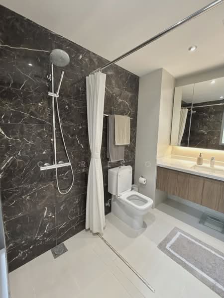 Palm Isles, 34 Flora Drive, 3 Bedrooms, 1,184 sqft, Condominium For Sale, by Charles Ong, 500223386 - Master Bathroom - PropertyGuru.com.sg