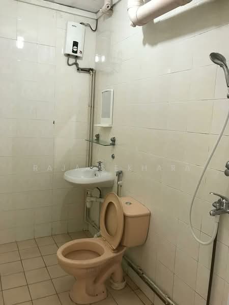 272 Toh Guan Road, 272 Toh Guan Road, 3 Bedrooms, 1,108 sqft, HDB Flat For Rent, by Raja Sekhara, 500223397 - Bathroom - PropertyGuru.com.sg