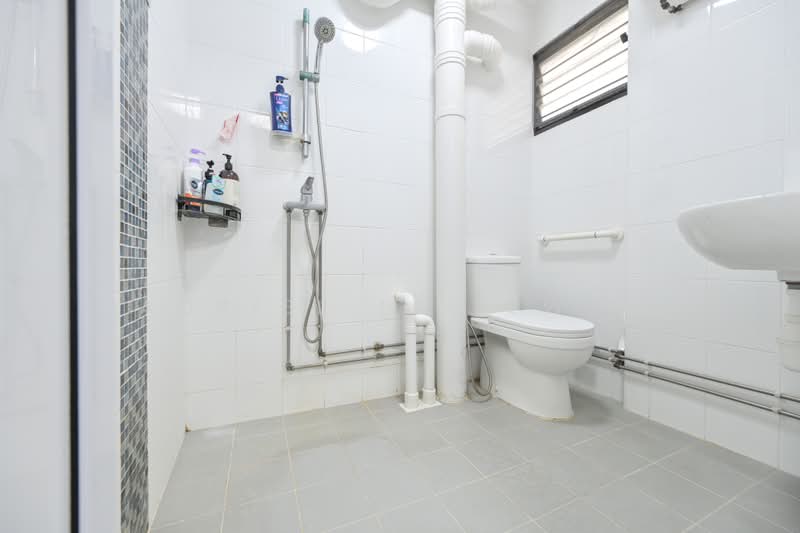 2 Delta Avenue, 2 Delta Avenue, 3 Bedrooms, 1,313 sqft, HDB Flat For Sale, by Adriel Li Yewen, 500223425 - Bathroom - PropertyGuru.com.sg