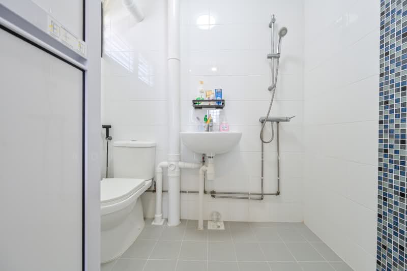 2 Delta Avenue, 2 Delta Avenue, 3 Bedrooms, 1,313 sqft, HDB Flat For Sale, by Adriel Li Yewen, 500223425 - Bathroom - PropertyGuru.com.sg