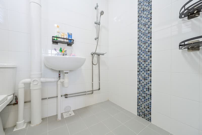 2 Delta Avenue, 2 Delta Avenue, 3 Bedrooms, 1,313 sqft, HDB Flat For Sale, by Adriel Li Yewen, 500223425 - Bathroom - PropertyGuru.com.sg