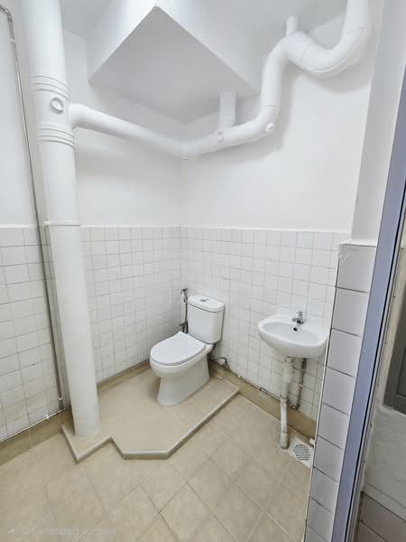 633 Veerasamy Road, 633 Veerasamy Road, 2 Bedrooms, 775 sqft, HDB Flat For Rent, by Lisa Tan, 500223441 - COMMON BATH - PropertyGuru.com.sg