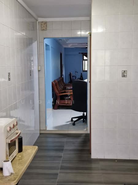 215 Ang Mo Kio Avenue 1, 215 Ang Mo Kio Avenue 1, 3 Bedrooms, 1,000 sqft, HDB Flat For Sale, by Sueganti (Sue), 500223549 - Living Room - PropertyGuru.com.sg