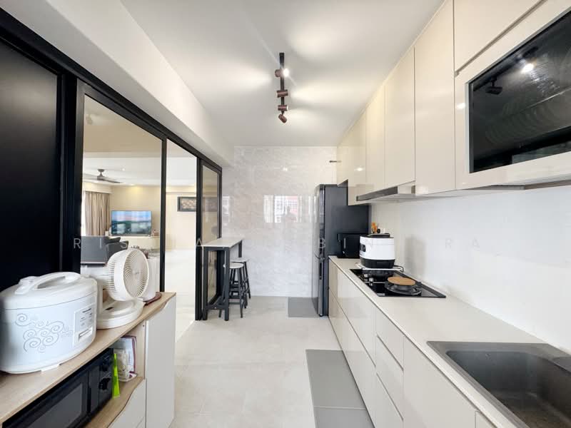152B Bedok South Road, 152B Bedok South Road, 3 Bedrooms, 1,216 sqft, HDB Flat For Sale, by Risdian Isbintara, 500223558 - Kitchen - PropertyGuru.com.sg