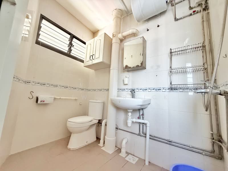 637 Ang Mo Kio Avenue 6, 637 Ang Mo Kio Avenue 6, 3 Bedrooms, 990 sqft, HDB Flat For Sale, by Liew Derrick, 500223560 - Bathroom - PropertyGuru.com.sg