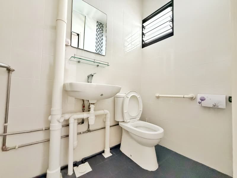 637 Ang Mo Kio Avenue 6, 637 Ang Mo Kio Avenue 6, 3 Bedrooms, 990 sqft, HDB Flat For Sale, by Liew Derrick, 500223560 - Bathroom - PropertyGuru.com.sg