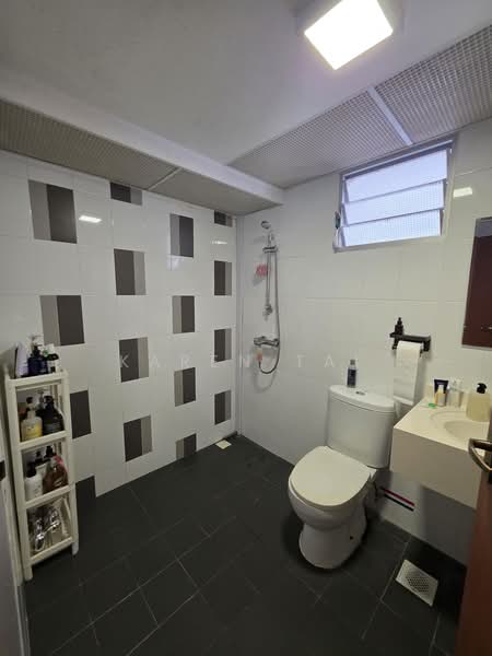 469A Sengkang West Way, 469A Sengkang West Way, 3 Bedrooms, 1,216 sqft, HDB Flat For Sale, by Karen Tai, 500223566 - Bathroom - PropertyGuru.com.sg