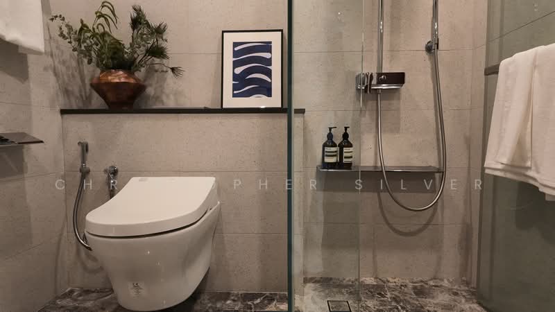 Parksuites, 18 Holland Grove Road, 2 Bedrooms, 786 sqft, Condominium For Sale, by Christopher Silver, 500223576 - Bathroom - PropertyGuru.com.sg