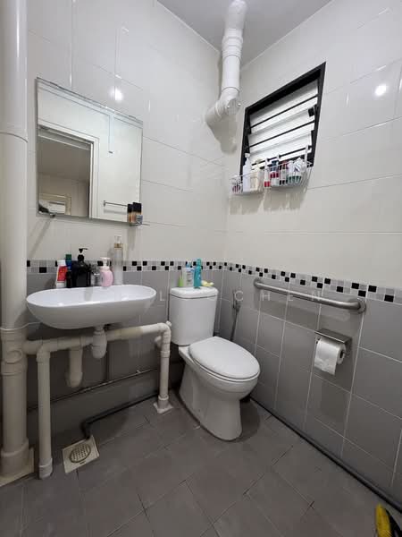 602 Clementi West Street 1, 602 Clementi West Street 1, 2 Bedrooms, 721 sqft, HDB Flat For Sale, by Lin LuoChen, 500223622 - Bathroom - PropertyGuru.com.sg
