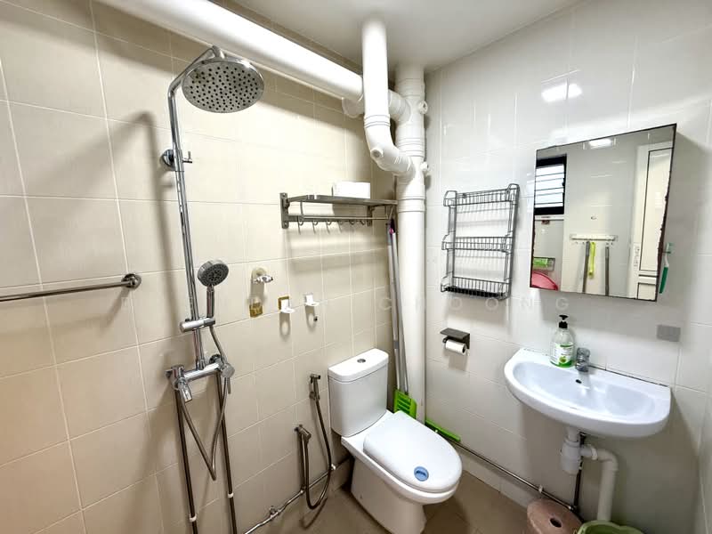 129 Geylang East Avenue 2, 129 Geylang East Avenue 2, 3 Bedrooms, 1,432 sqft, HDB Flat For Rent, by Brendan Choong, 500223637 - Bathroom - PropertyGuru.com.sg