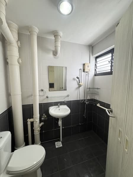 39 Telok Blangah Rise, 39 Telok Blangah Rise, 3 Bedrooms, 1,259 sqft, HDB Flat For Sale, by Joyce Tan, 500223687 - Bathroom - PropertyGuru.com.sg