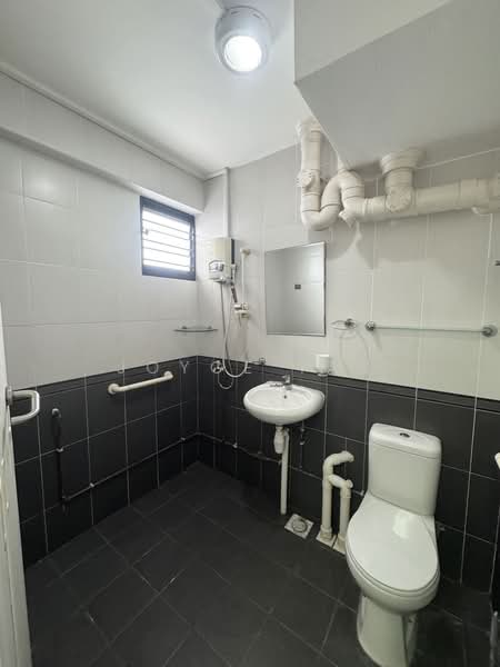 39 Telok Blangah Rise, 39 Telok Blangah Rise, 3 Bedrooms, 1,259 sqft, HDB Flat For Sale, by Joyce Tan, 500223687 - Bathroom - PropertyGuru.com.sg