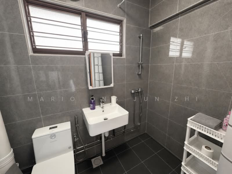 250 Choa Chu Kang Avenue 2, 250 Choa Chu Kang Avenue 2, 4 Bedrooms, 1,356 sqft, HDB Flat For Sale, by Mario Ong Jun Zhi, 500223691 - Master Bathroom - PropertyGuru.com.sg