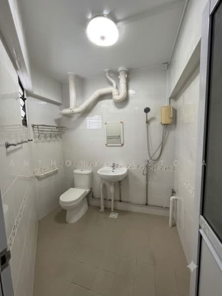 135 Potong Pasir Avenue 3, 135 Potong Pasir Avenue 3, 3 Bedrooms, 1,108 sqft, HDB Flat For Sale, by Anthony Sentosa, 500223701 - Bathroom - PropertyGuru.com.sg