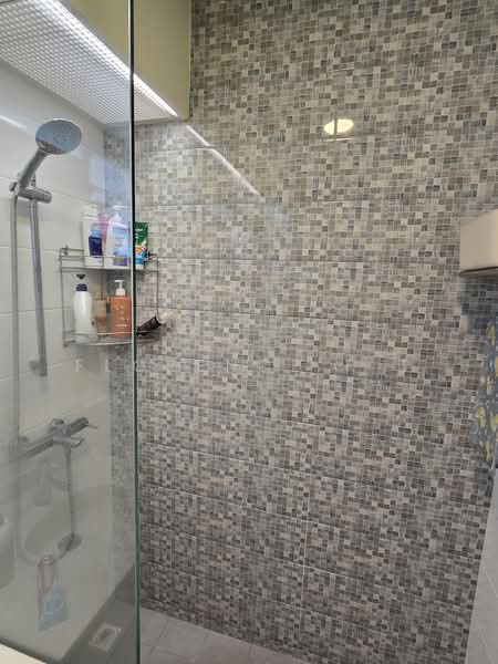 662C Edgedale Plains, 662C Edgedale Plains, 3 Bedrooms, 113 sqft, HDB Flat For Sale, by Florence P T, 500223747 - Common bathroom - PropertyGuru.com.sg