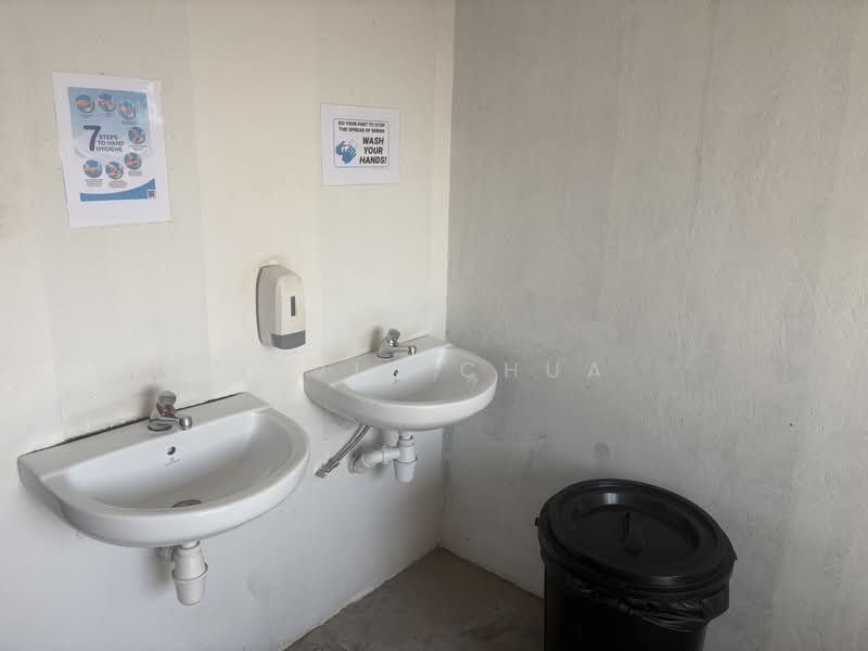 2F Jalan Papan, 2F Jalan Papan, 335 sqft, Dormitory For Rent, by Elvin Chua, 500223754 - Bathroom - CommercialGuru.com.sg