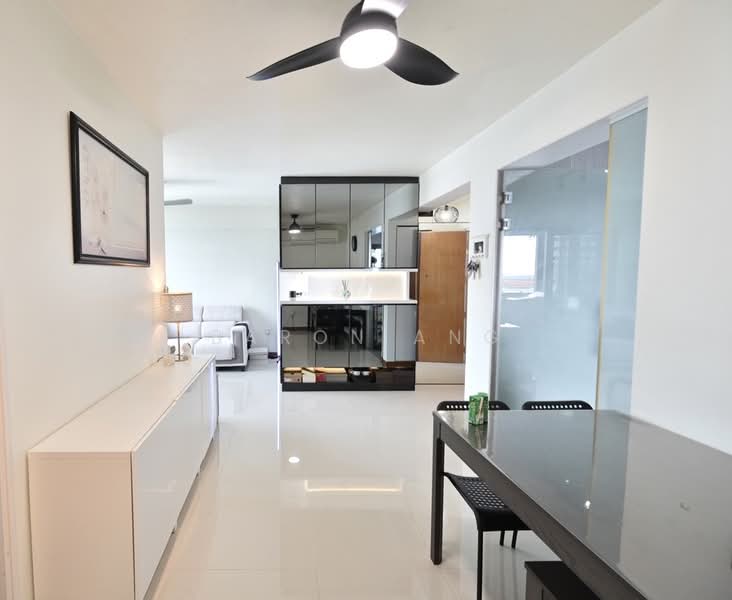 316A Punggol Way, 316A Punggol Way, 3 Bedrooms, 1,001 sqft, HDB Flat For Sale, by Baron Ang, 500223792 - Living Room - PropertyGuru.com.sg