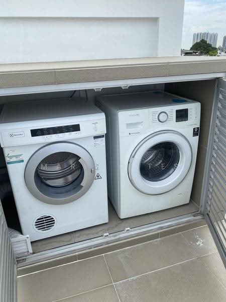 Kew Green, 37 Kew Crescent, Bedok / Upper East Coast, 4 Bedrooms, 3,885 sqft, Condominium For Sale, by Marie Gates, 500223794 - Roof Terrace utility - PropertyGuru.com.sg