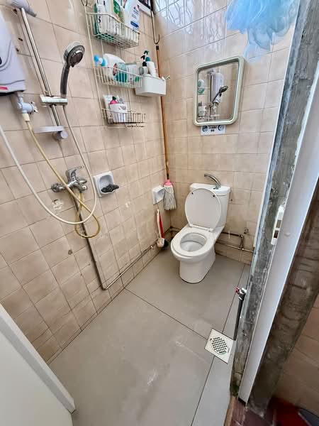 Sai Ho Building, 777 Upper Serangoon Road, Room Rental, 100 sqft, Apartment For Rent, by Emily Lai, 500223801 - Bathroom - PropertyGuru.com.sg