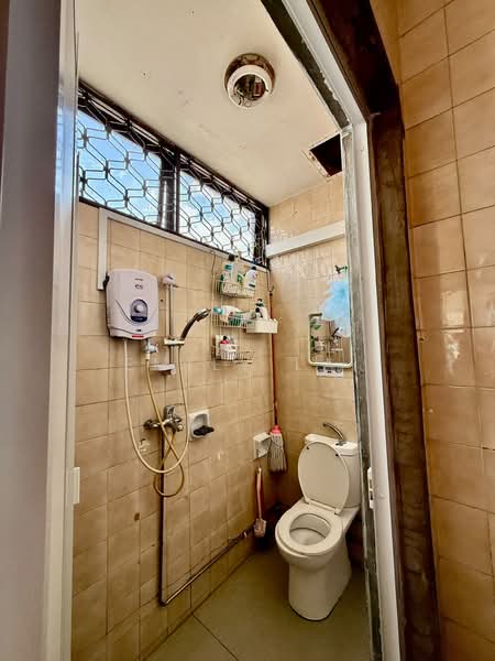 Sai Ho Building, 777 Upper Serangoon Road, Room Rental, 100 sqft, Apartment For Rent, by Emily Lai, 500223801 - Bathroom - PropertyGuru.com.sg