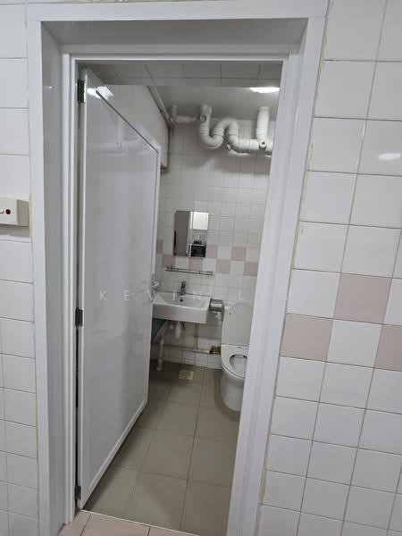 668D Jurong West Street 64, 668D Jurong West Street 64, Room Rental, 110 sqft, HDB Flat For Rent, by Kevin Lim, 500223833 - Bathroom - PropertyGuru.com.sg