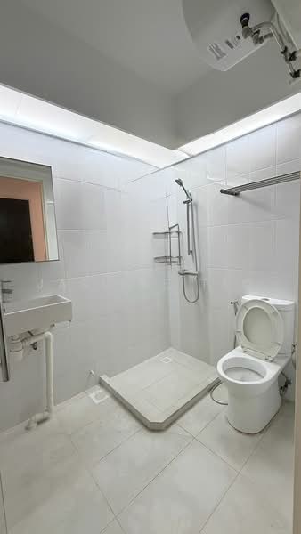 122A Punggol Edge, 122A Edgedale Plains, 3 Bedrooms, 1,001 sqft, HDB Flat For Sale, by Jasline Teo, 500223853 - Bathroom - PropertyGuru.com.sg