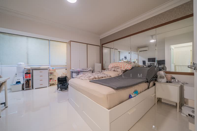 155 Bedok South Avenue 3, 155 Bedok South Avenue 3, 4 Bedrooms, 1,636 sqft, HDB Flat For Sale, by Desmond Lim, 500223860 - Junior Master Bedroom - PropertyGuru.com.sg