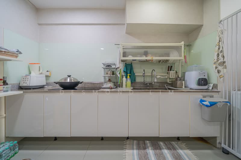 155 Bedok South Avenue 3, 155 Bedok South Avenue 3, 4 Bedrooms, 1,636 sqft, HDB Flat For Sale, by Desmond Lim, 500223860 - Kitchen - PropertyGuru.com.sg