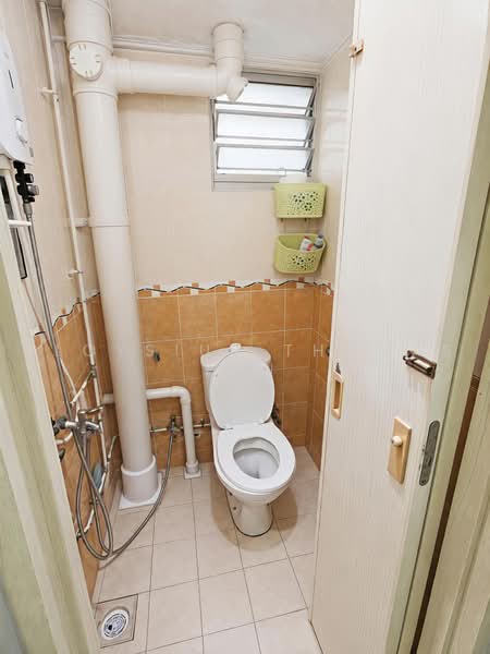 648 Ang Mo Kio Avenue 5, 648 Ang Mo Kio Avenue 5, 4 Bedrooms, 1,302 sqft, HDB Flat For Sale, by Aloysius Thomas Tan, 500223864 - Bathroom - PropertyGuru.com.sg