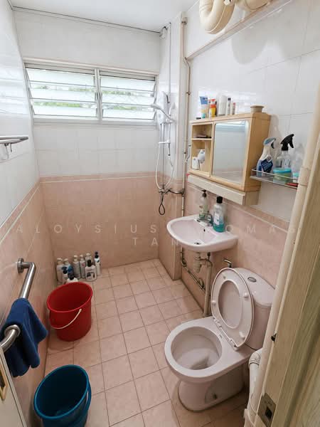 648 Ang Mo Kio Avenue 5, 648 Ang Mo Kio Avenue 5, 4 Bedrooms, 1,302 sqft, HDB Flat For Sale, by Aloysius Thomas Tan, 500223864 - Bathroom - PropertyGuru.com.sg