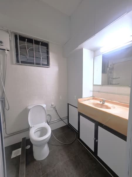 686B Jurong West Central 1, 686B Jurong West Central 1, 3 Bedrooms, 1,011 sqft, HDB Flat For Sale, by Jane Teo, 500223875 - Bathroom - PropertyGuru.com.sg