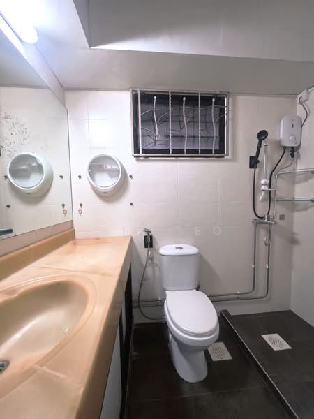 686B Jurong West Central 1, 686B Jurong West Central 1, 3 Bedrooms, 1,011 sqft, HDB Flat For Sale, by Jane Teo, 500223875 - Bathroom - PropertyGuru.com.sg
