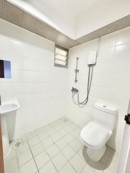 424D Yishun Avenue 11, 424D Yishun Avenue 11, 3 Bedrooms, 990 sqft, HDB Flat For Sale, by Annie Cheovys Tiew, 500223907 - Bathroom - PropertyGuru.com.sg