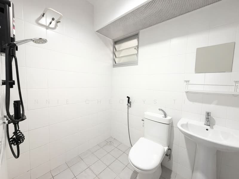 424D Yishun Avenue 11, 424D Yishun Avenue 11, 3 Bedrooms, 990 sqft, HDB Flat For Sale, by Annie Cheovys Tiew, 500223907 - Bathroom - PropertyGuru.com.sg